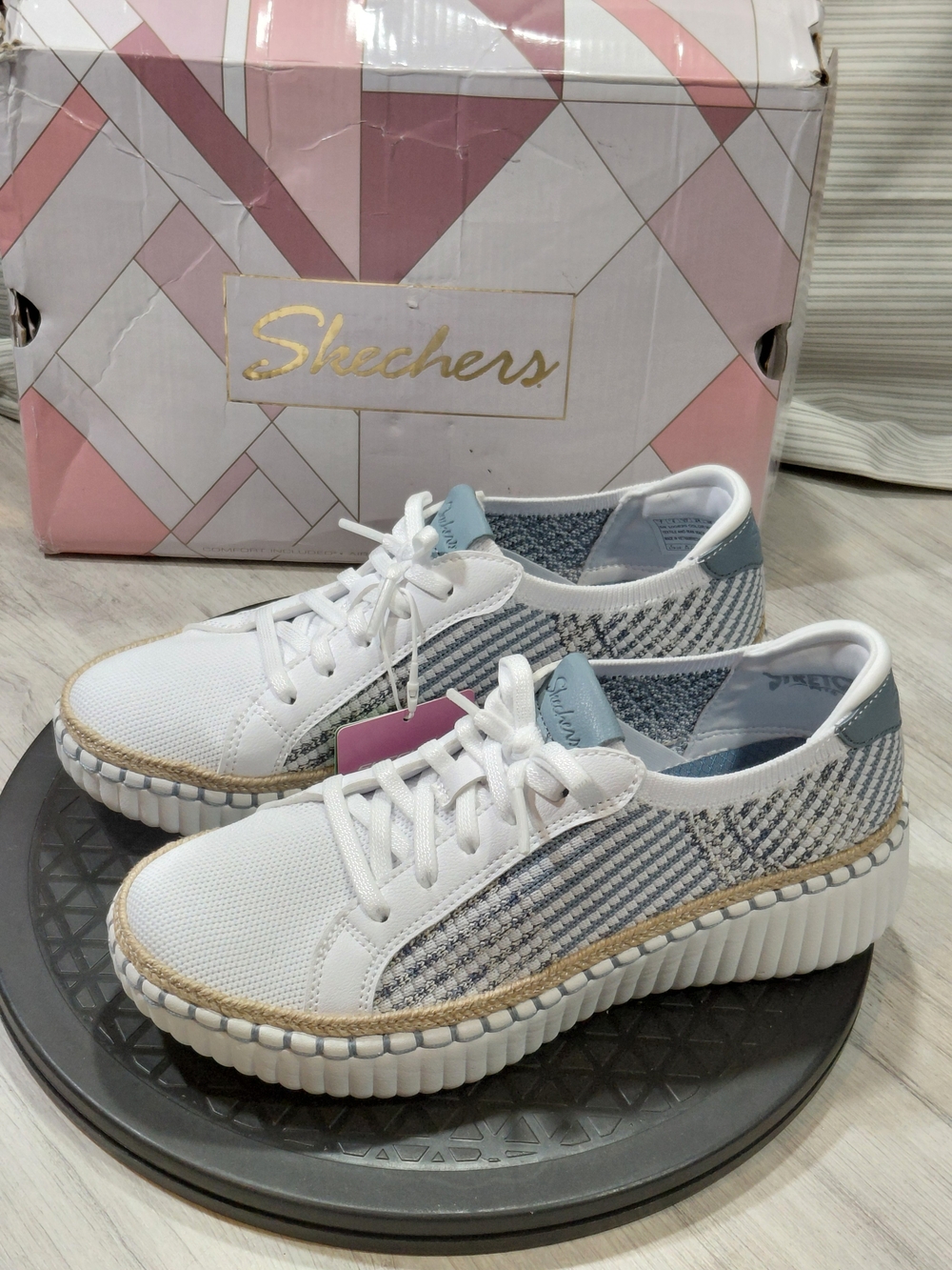 NEW Skechers Women's Wilshire BLVD Breezy Stroll Casual Sneakers White Blue W7